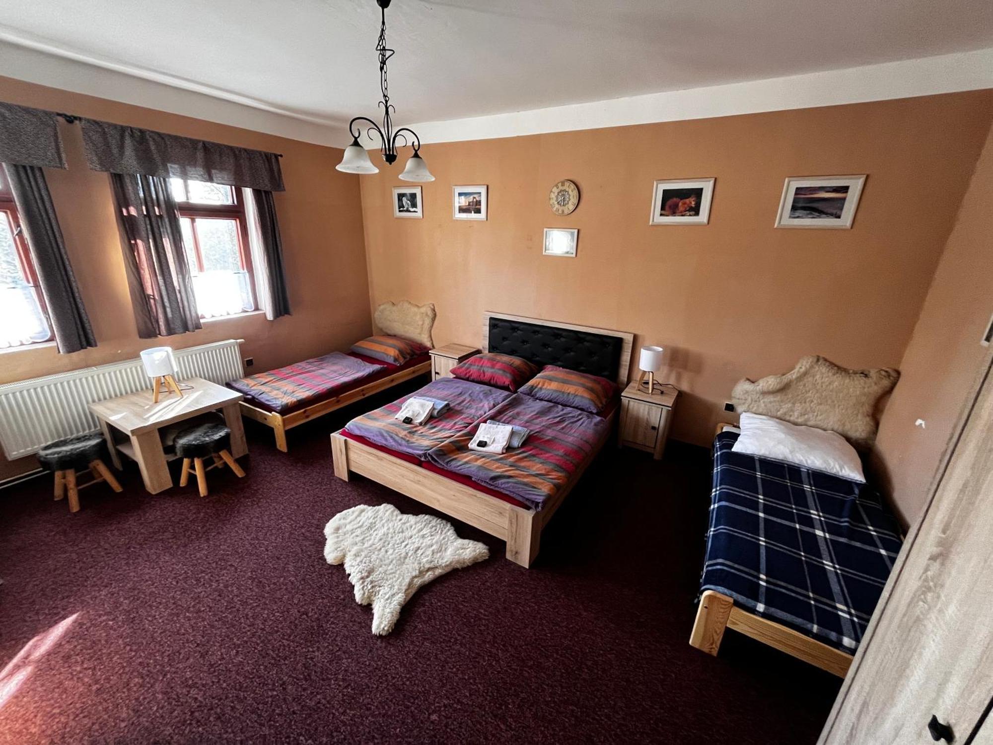 Restaurace A Penzion Vlci Jama Horní Blatná المظهر الخارجي الصورة