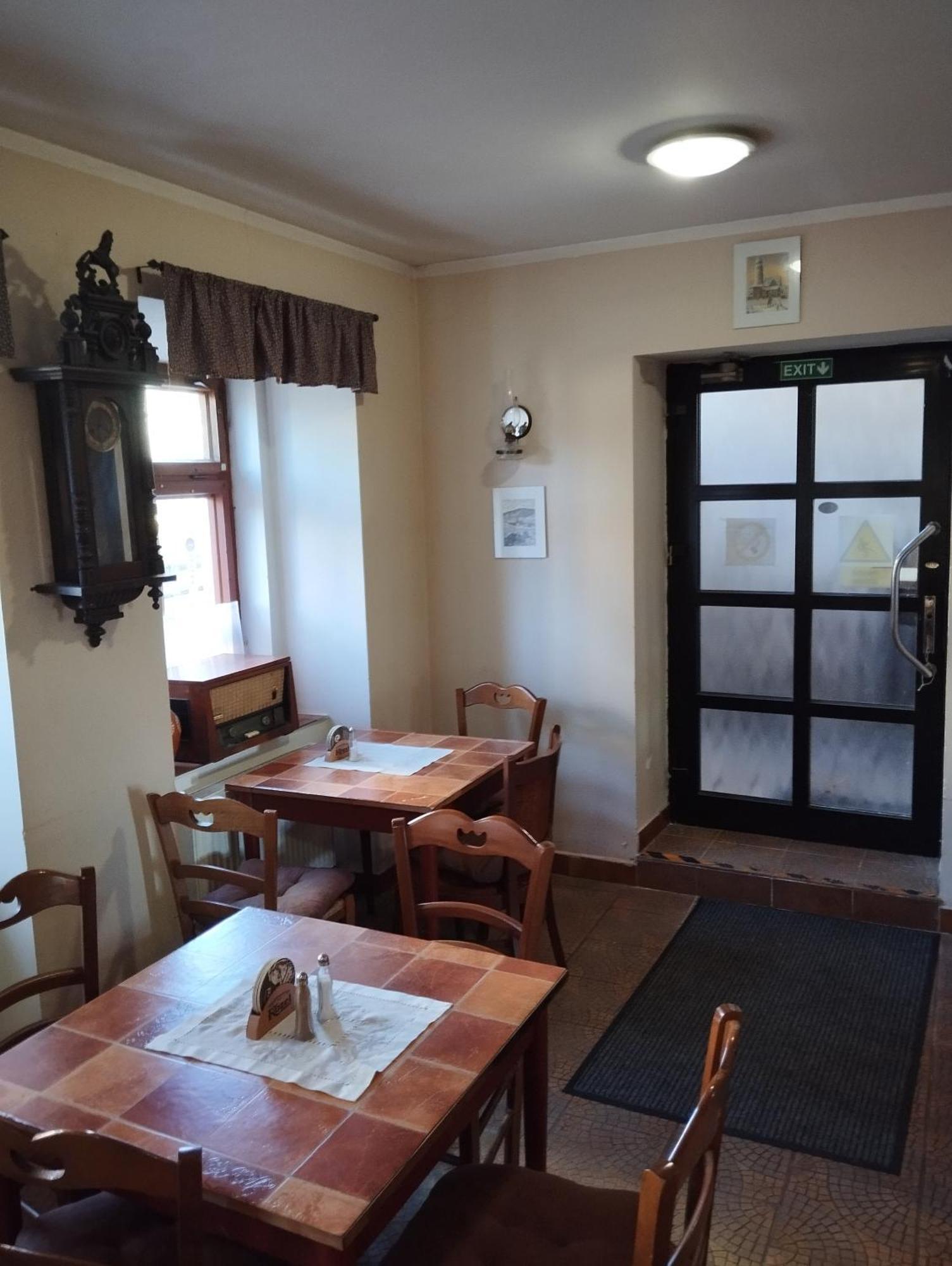 Restaurace A Penzion Vlci Jama Horní Blatná المظهر الخارجي الصورة